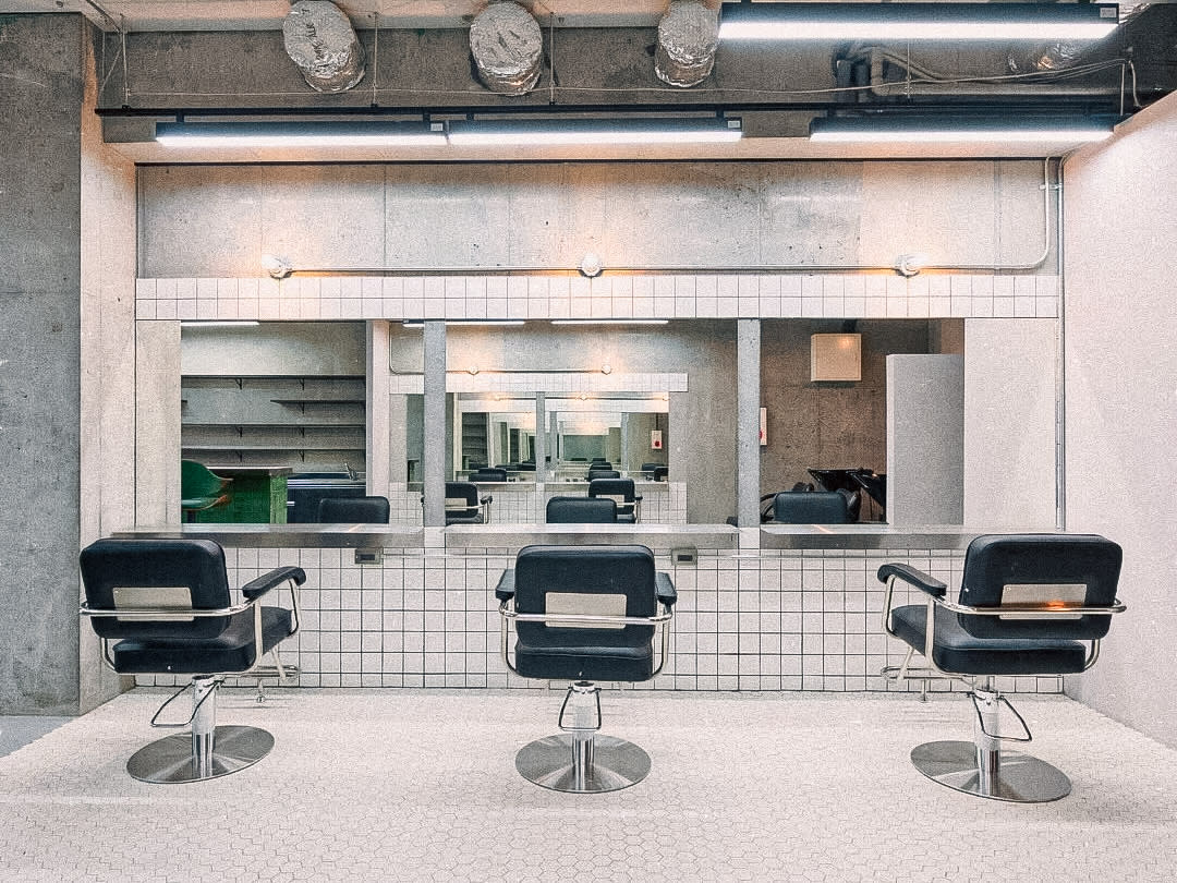 EXPLORE DESIGN ACT.三鷹 サロン内装・バーバー調の落ち着いた空間